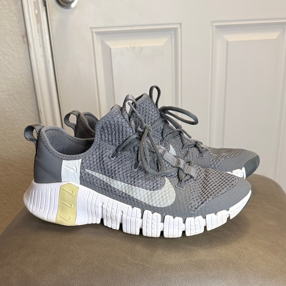 Nike men's knit sneakers size 10